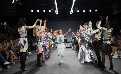 Ana Locking sale a saludar al final de su desfile en Mercedes-Benz Fashion Week, el 10 de julio de 2018.