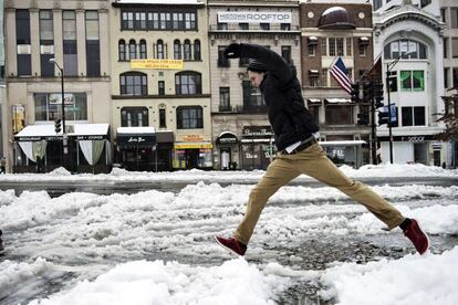 La tormenta invernal "Pax", que ahora vira hacia el noroeste de Estados Unidos, ha dejado a su paso por el sur y el este del país al menos una veintena de fallecidos, la mayoría a causa de accidentes de tráfico relacionados con el temporal, y ha colapsado el tráfico aéreo con la cancelación de más de 6.500 vuelos. En la imagen, un hombre salta sobre un charco en la Avenida Connecticut Avenue, en Washington (EE UU), 13 de enero de 2014.