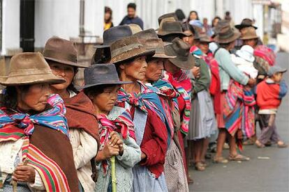 Bolivia es la nación más depauperada de Suramérica, con dos tercios de sus nueve millones de habitantes bajo el nivel de pobreza pero posee grandes recursos naturales: la plata de Potosí en la época del imperio español, una poderosa minería durante el siglo XIX y parte del XX, e importantes reservas de petróleo y gas. El país está dominado por la elite de ascendencia europea, mientras los indígenas, sobre todo aymaras y quechuas, que sobreviven con salarios de entre 50 y 60 euros mensuales. En la foto, indígenas en Sucre.