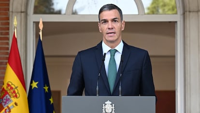 Sánchez, durante la declaración institucional este lunes en La Moncloa.