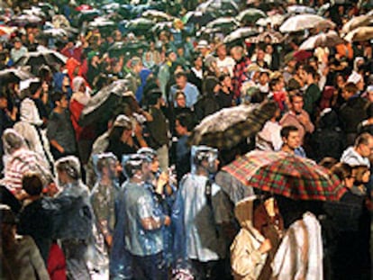 Los barceloneses esperaron el inicio del correfoc bajo la lluvia, en la plaza de Sant Jaume .
