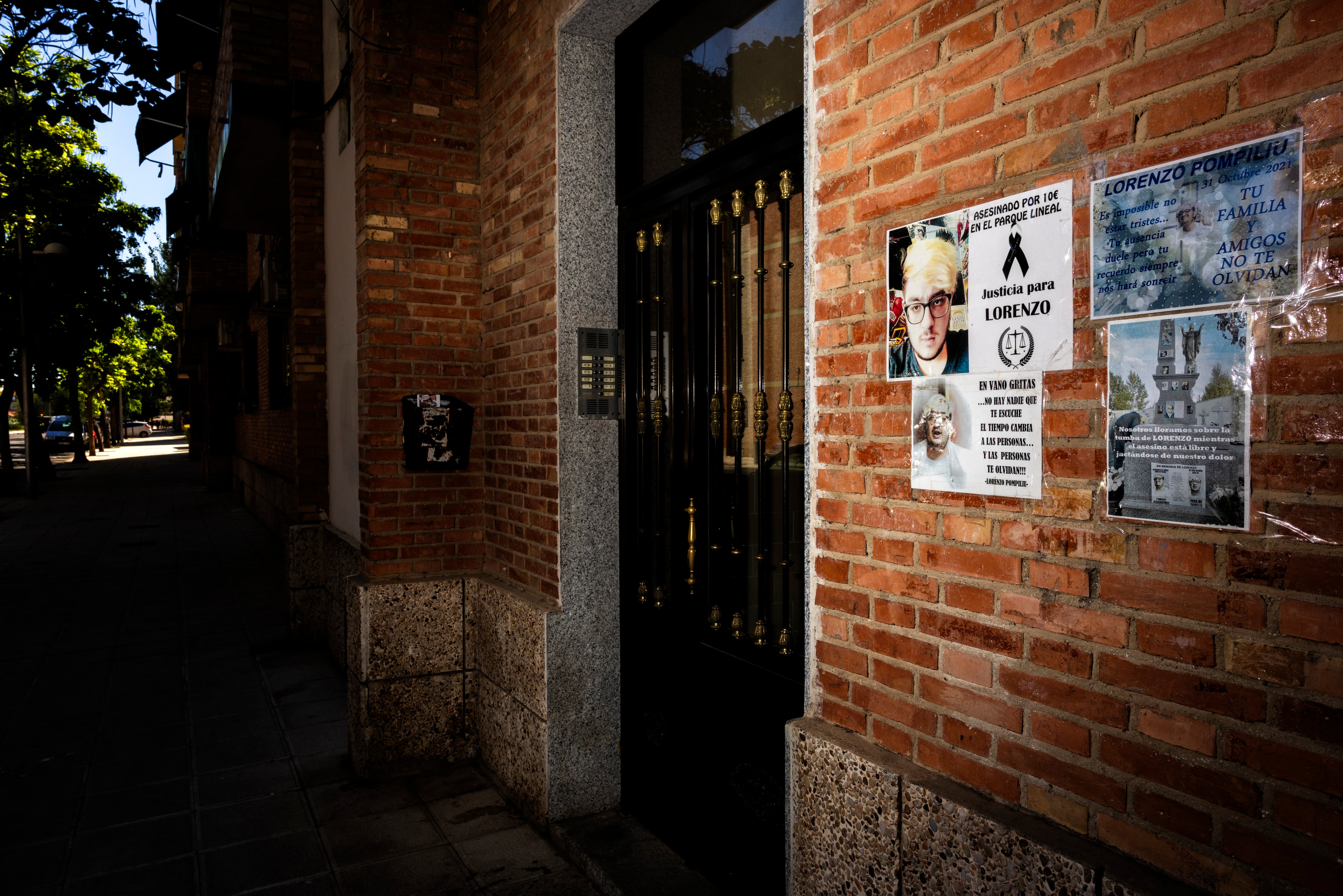 Entrada al bloque de viviendas en el que reside la familia Cazacu, en el barrio Santa María de Benquerencia, también conocido como El Polígono, en Toledo.