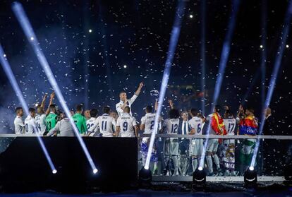 Ronaldo (c) habla a la afición durante la celebración del Real Madrid en el Santiago Bernabéu.