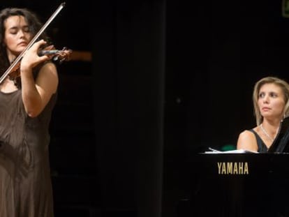 La violinista Alena Baeva y la pianista Elena Kuznetsova