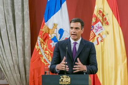 Pedro Sánchez compareix al palau de La Moneda, a Santiago de Xile.