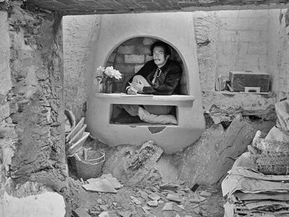 Dalí, en 1950, dentro de la chimenea del comedor de Portlligat, en fase de construcción por Emili Puignau. 