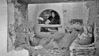 Dalí, en 1950, dentro de la chimenea del comedor de Portlligat, en fase de construcción por Emili Puignau. 