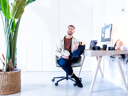 Enrique Álex fotografiado en su casa de Madrid.