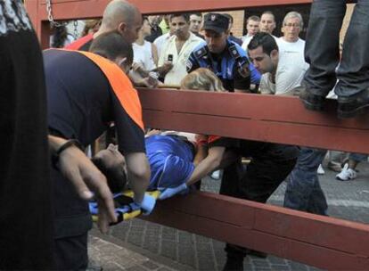 Sanitarios trasladan a un herido en camilla tras el encierro de ayer en las fiestas de San Sebastián de los Reyes.
