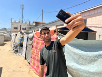 Ahmed Abu Kmail, camarógrafo gazatí desplazado, graba uno de los vídeos de su diario, en Al Zawaida, en el centro de la Franja, el 3 de junio de 2025