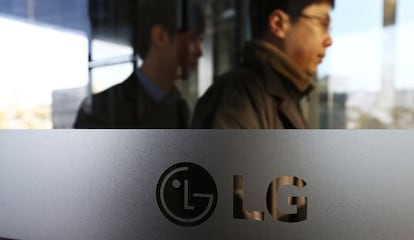 Un trabajador en la sede mundial de LG en Seul (Corea del Sur).