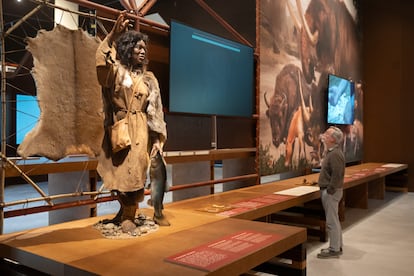 La representación de una de las habitantes paleolíticas de Puente Viesgo, que habitó la zona hace unos 18.800 años, preside la exposición del centro de Arte Rupestre de Puente Viesgo.