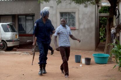 Un hombre es detenido durante el primer día de la huelga general en Harare.