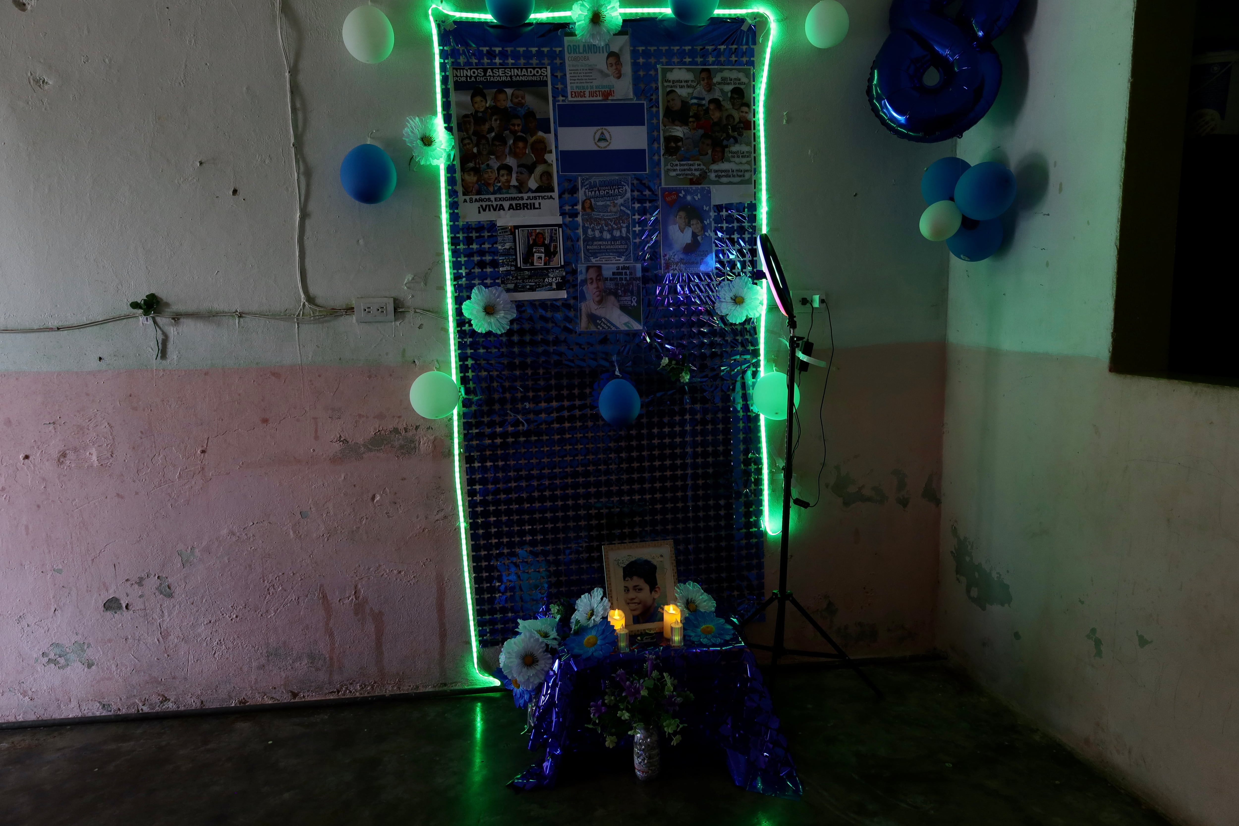 Yadira muestra a víctimas de la dictadura sandinista en un altar que ha colocado para su hijo Orlando.