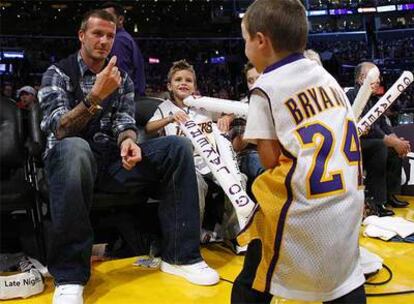 Beckham salida a un niño durante un partido en el Staples Center de Los Ángeles.