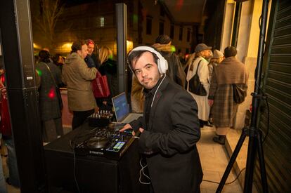 Francisco Rey, pinchadiscos de profesión, durante la inauguración de Carmelamola en San Agustín (A Coruña).