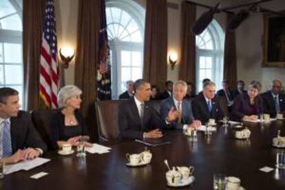 El presidente estadounidense, Barack Obama (c), flanqueado por el secretario de Defensa, Chuck Hagel (c-d), y la secretaria de Salud, Kathleen Sebelius (c-i), da un discurso durante la primera reunión de Gabinete de su segundo mandato en Washington, EE.UU. este 4 de febrero.