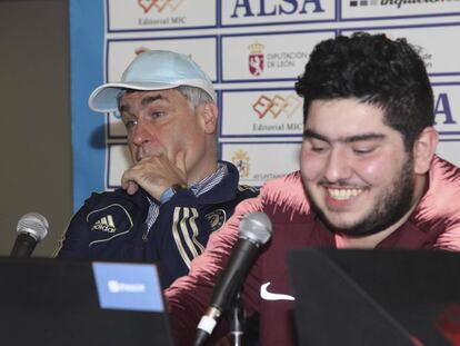 El iraní Parham Maghsoodloo, a la derecha, junto al ucranio Vasili Ivanchuk durante la rueda de prensa tras la final de 2019