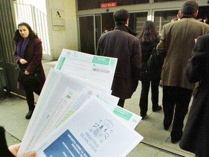 Ciudadanos ante una oficina de Hacienda para hacer la declaración de la renta.