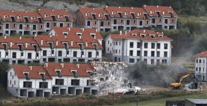 Las grúas derriban los edificios abusivos de Piélagos.