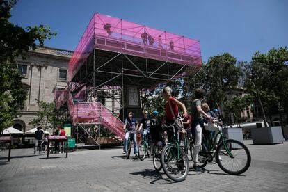 Instalación de Ojo Estudio en el espacio que ocupaba la antigua estatua de Antonio López en el marco del Festival de Arquitectura de Barcelona.