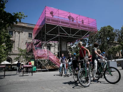 Instalación de Ojo Estudio en el espacio que ocupaba la antigua estatua de Antonio López en el marco del Festival de Arquitectura de Barcelona.