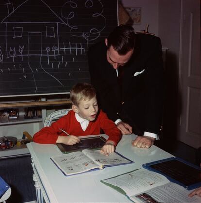 El Gran Duque Juan de Luxemburgo ayuda con los deberes a sus hijo Enrique, en 1966.