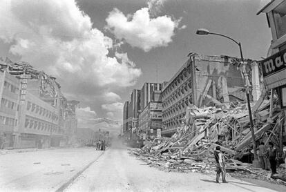 La calle Izagaga, después del sismo del 19 de septiembre de 1985 en Ciudad de México.