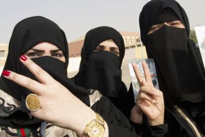 Tres votantes, frente al único colegio electoral habilitado para mujeres en Jahra.