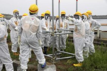 Miembros de la Autoridad de Regulación Nuclear inspeccionan la nuclear.