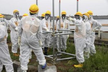 Miembros de la Autoridad de Regulaci&oacute;n Nuclear inspeccionan la nuclear. 