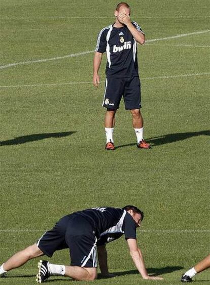 El centrocampista holandés, arriba, durante un entrenamiento