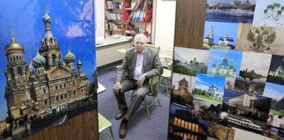 El profesor Alexander Pushkin lleva casi 20 años al frente de su fundación (clases, viajes de intercambio, conciertos, exposiciones...). Ahora, con motivo del 20º aniversario, que se cumple en junio, se va a traer a la primera mujer astronauta rusa, Valentina Tereshkouva, y va a montar una gran exposición en el Ateneo: "No entiendo el arte contemporáneo".