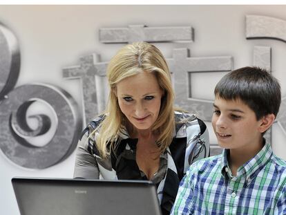 J. K. Rowling y un niño seguidor de Harry Potter, en la presentación del portal Pottermore.