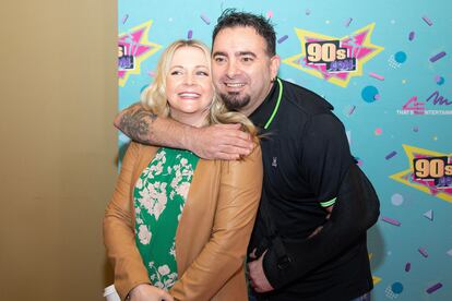 La actriz Melissa Joan Hart y Chris Kirkpatrick en un evento dedicado a los noventa, celebrado en marzo de 2023 en Hartford, Connecticut. 