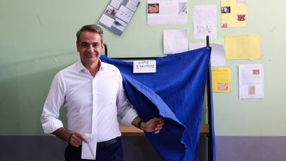 Kyriakos Mitsotakis, líder del partido conservador Nueva Democracia, antes de votar este domingo 25 de junio en un colegio electoral de Atenas.