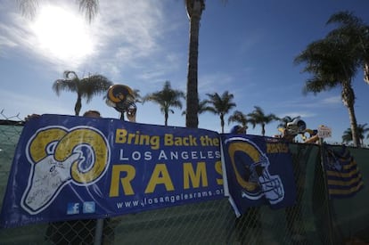 Un letrero que pide el regreso de los Rams a Los &Aacute;ngeles. 