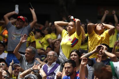 Hinchas de la Selección Colombia femenina sub-17 se reúnen para apoyar el equipo en la final frente a España de la Copa Mundial en India, en Medellín.