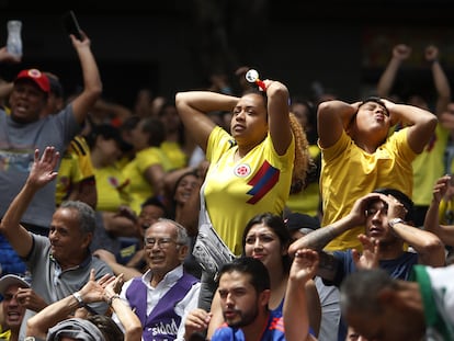 Hinchas de la Selección Colombia femenina sub-17 se reúnen para apoyar el equipo en la final frente a España de la Copa Mundial en India, en Medellín.