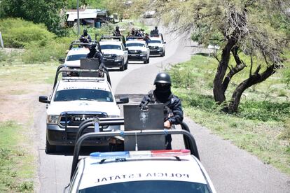 Elementos de Secretaría de Seguridad Pública del estado de Guerrero vigilan un tramo del paso Morelos-Chilpancingo, de la Autopista del Sol.