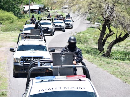 Elementos de Secretaría de Seguridad Pública del estado de Guerrero vigilan un tramo del paso Morelos-Chilpancingo, de la Autopista del Sol.
