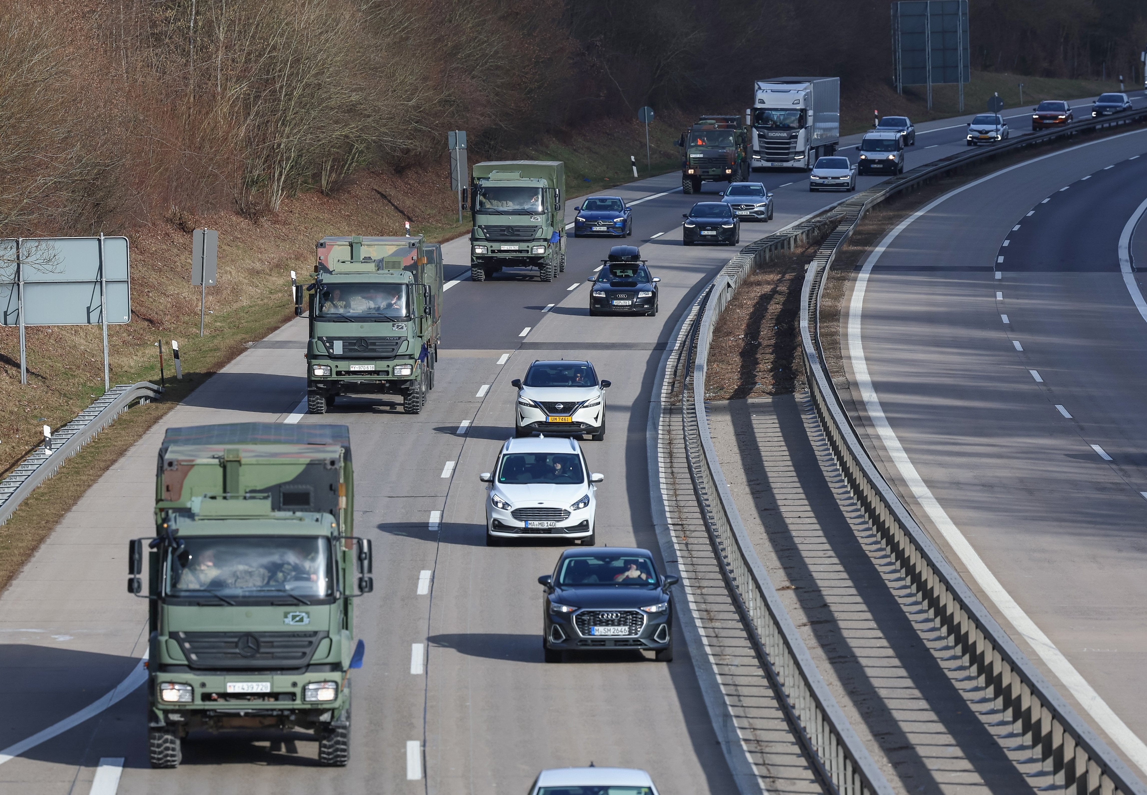 Tanques y coches en la carretera: las obras que atraen a las constructoras