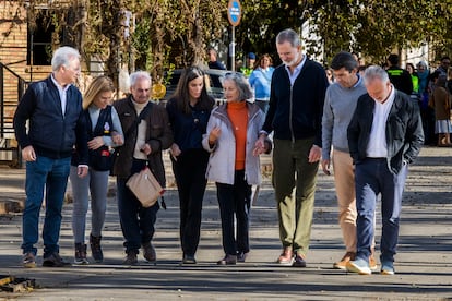 Los reyes, Felipe y Letizia, acompañados del ministro de Política Territorial y Memoria Democrática, Ángel Víctor Torres (dcha), el presidente de la Generalitat Valenciana, Carlos Mazón (2d), el alcalde de Utiel, Ricardo Gabaldón (izda), y la delegada del Gobierno en la Comunitat Valenciana, Pilar Bernabé (2i), entre otros, durante su visita a Utiel, este martes.