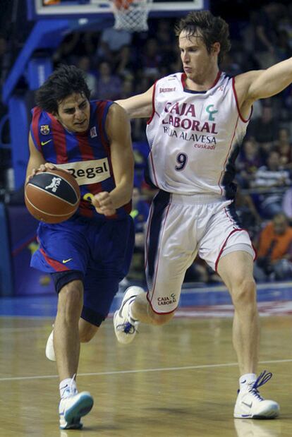 Ricky Rubio, ayer defendido por Marcelinho Huertas.