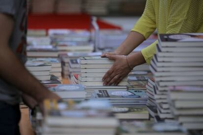 Parada de llibres durant la celebració de Sant Jordi a Barcelona, el 23 d'abril del 2018.