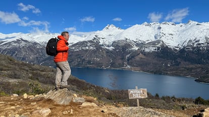 Vista del lago Bertrand y el Cordón Contreras desde el mirador Pire, en la Patagonia Chilena.