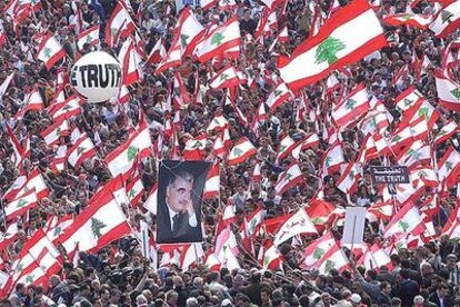 Miles de libaneses se manifestaron ayer en el centro de Beirut para pedir la retirada de las tropas sirias.