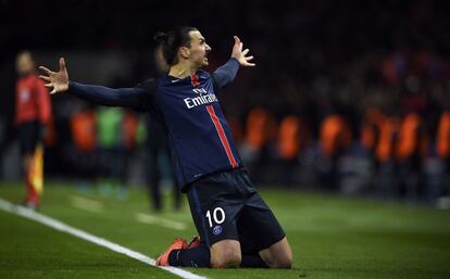 Ibrahimovic celebra con rabia su gol, el primero de los octavos de final, ante el Chelsea. El sueco, que se encontró con la fortuna, hizo el primero para el PSG con un lanzamiento de falta directa.