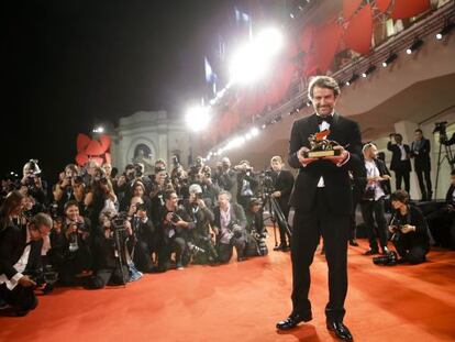 O diretor Lorenzo Vigas, com o Le&atilde;o de Ouro que recebeu como pr&ecirc;mio do Festival de Veneza por &#039;Desde all&aacute;&#039;. 