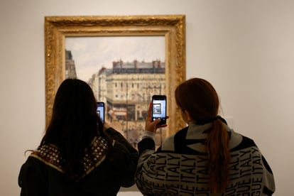 Visitantes al Thyssen, ante el 'pissarro' el pasado mes de abril.